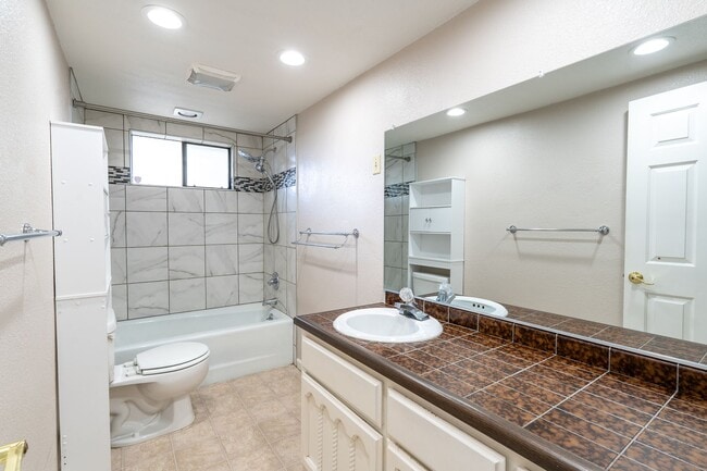 Building Photo - Cute 2 Bedroom Duplex in Great Morgan Hill...