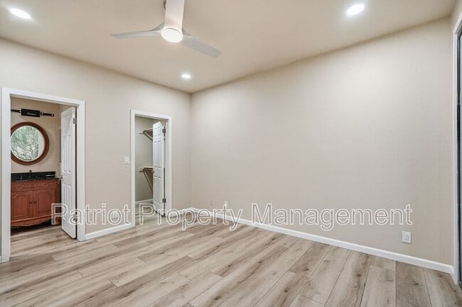 Building Photo - 9708-9708 E Vía Linda