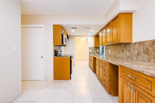 Building Photo - 5051 N Hwy A1A