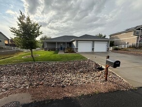 Building Photo - Welcome to your new home in the heart of S...