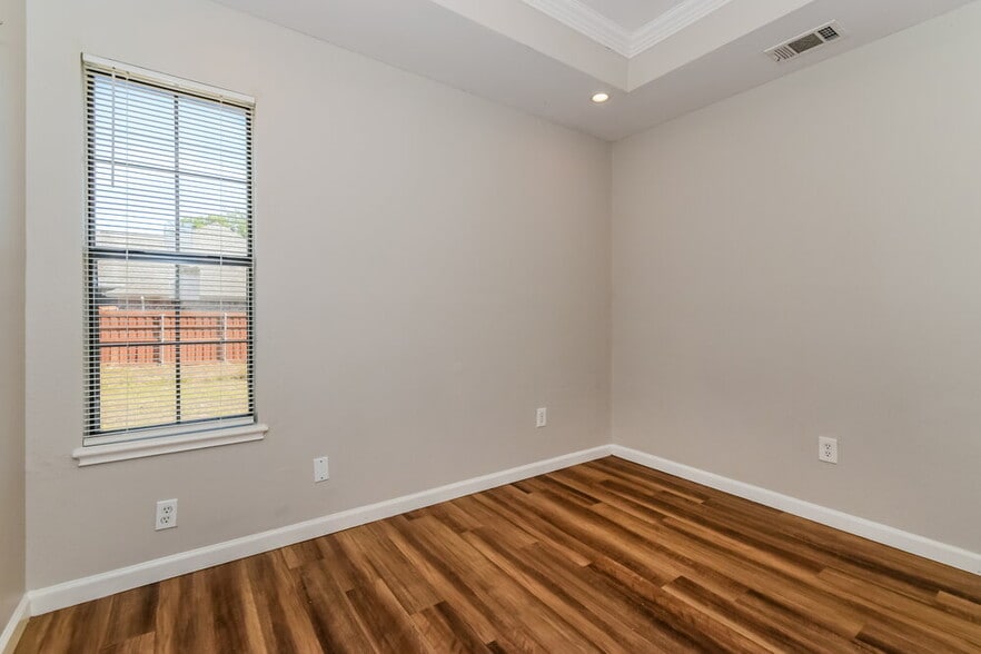 Building Photo - 543 Lakeside Dr