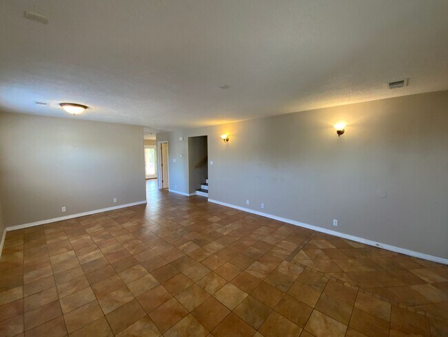 Building Photo - 4 Bedroom Home Available Near Golf Course ...