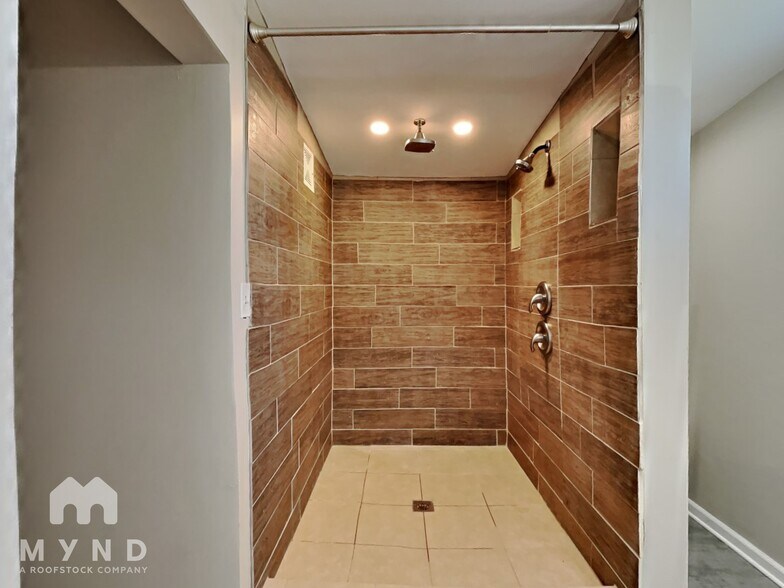 Building Photo - 3904 Ireland Dr