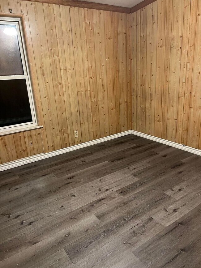 Building Photo - 3 Bed 1 bath RENTAL in Denison for $1,345