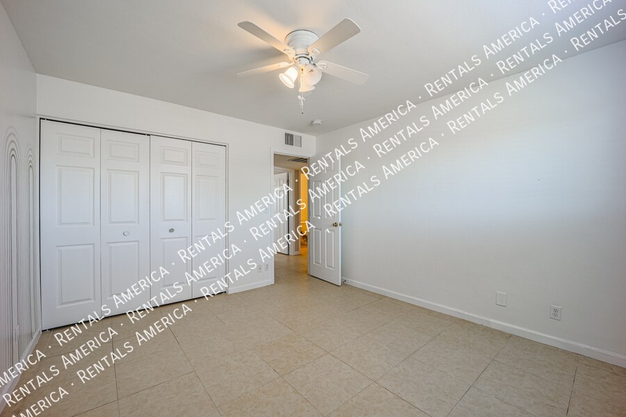 Building Photo - 614 N 74th St