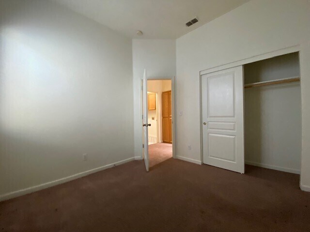 Building Photo - Charming 5 bedroom 2.5 bathroom home located in Natomas!