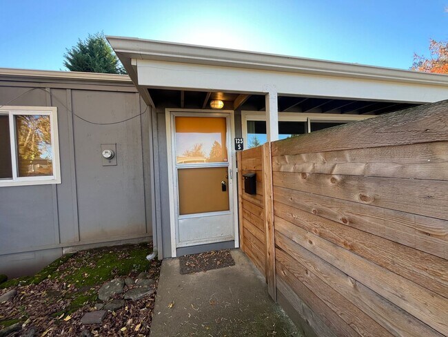 Primary Photo - Large 2 BR 1 BA. Tabor/Montavilla!