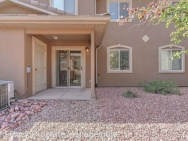 Building Photo - Desired Hidden Valley Town Home