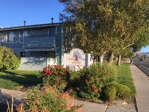 Building Photo - 2 bedroom/1 bathroom Upstairs unit at Cars...