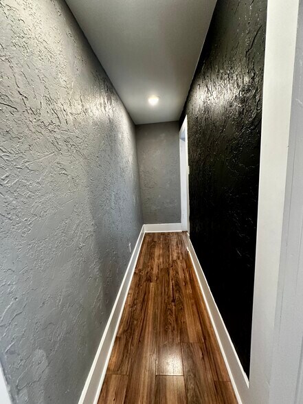 Building Photo - 2511 N Flores St