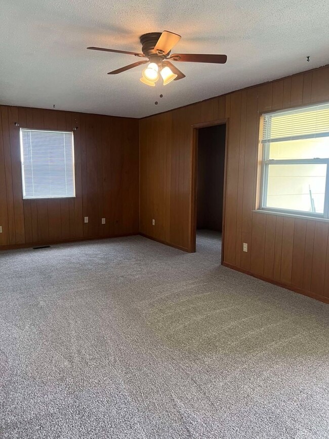 Building Photo - COMING SOON: Spacious 3BR/2BA Home In Webb City, MO with shed and bonus room!!