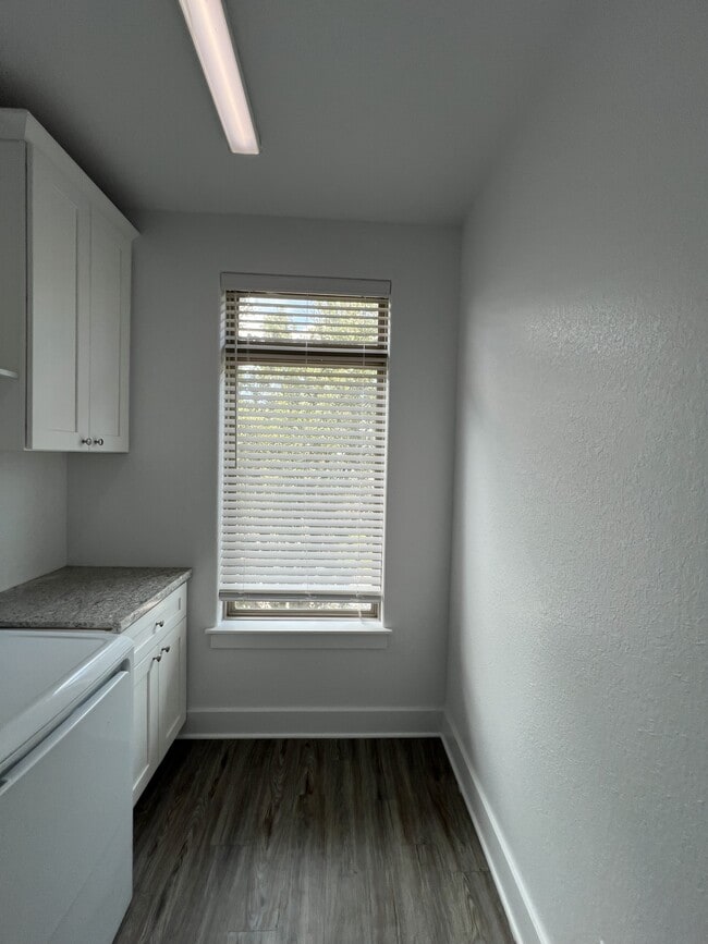 Building Photo - 308 Poplar St