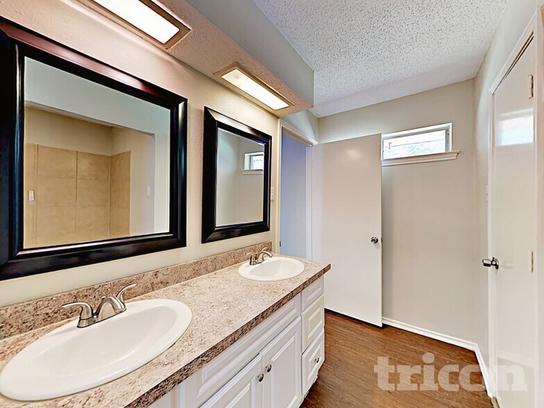 Building Photo - 737 SE 3rd St