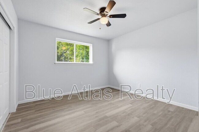 Building Photo - 1547 Oakbrook St