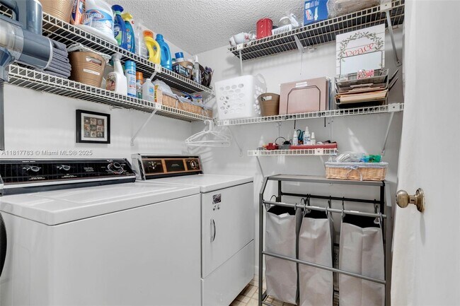 Building Photo - 2206 S Cypress Bend Dr