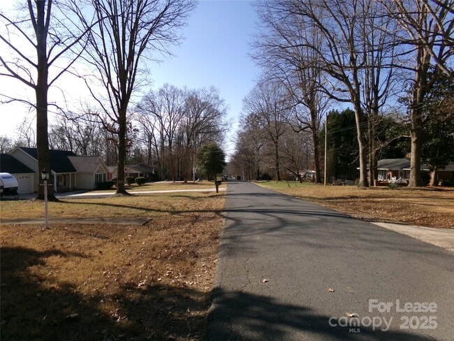 Building Photo - 507 Valleyview Dr