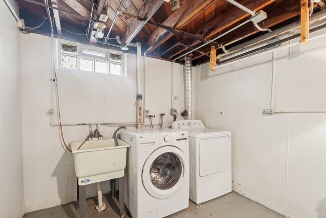 Building Photo - 446 Huntmere Dr