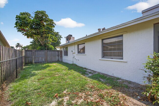 Building Photo - 1202 Essex Dr