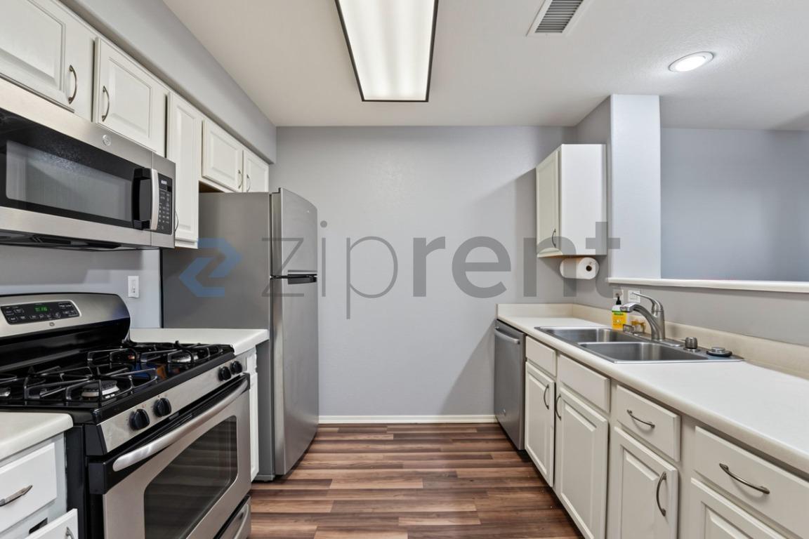Building Photo - Unit 215