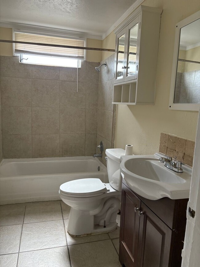 Building Photo - Large 4 bedroom 1 Bath House for rent