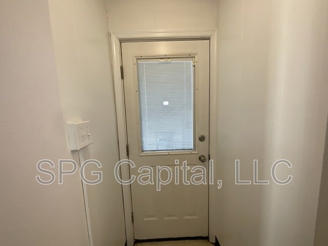 Building Photo - 927 Hay St