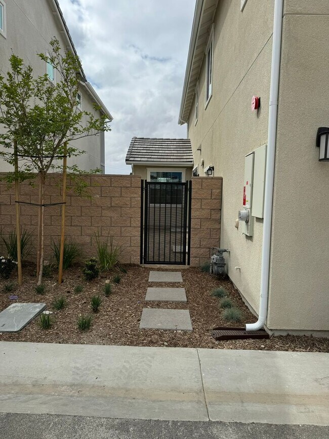 Building Photo - 13885 Sedum Ln