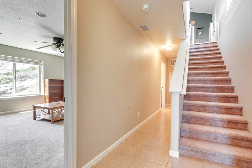 Building Photo - 799 Lookout Point Cir