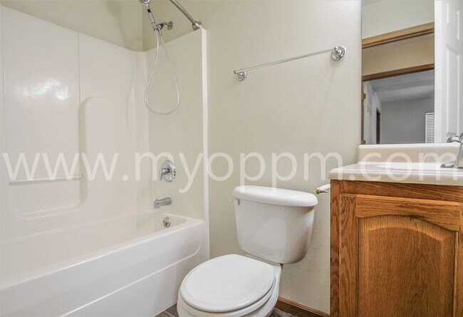 Building Photo - 2 Bedroom / 2 Bathroom Unit | Cornhusker Creek Apartment