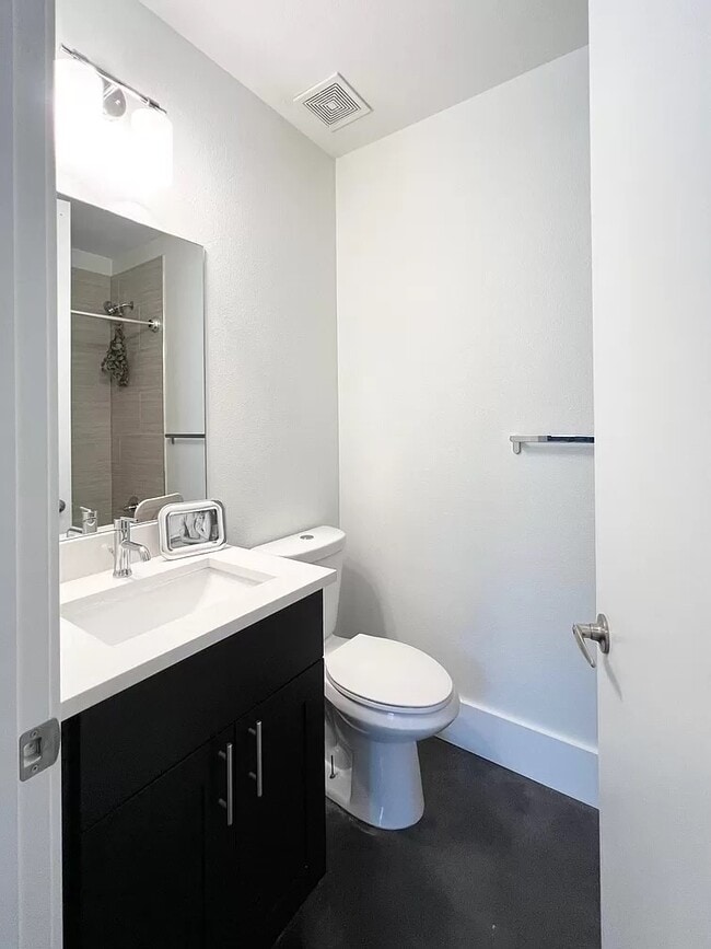 Building Photo - 814 2nd Ave N