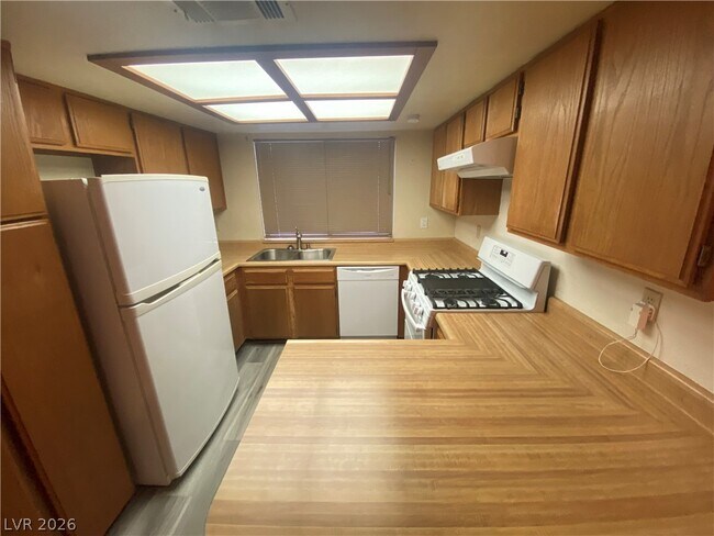 Building Photo - 5712 Swimmer Dr