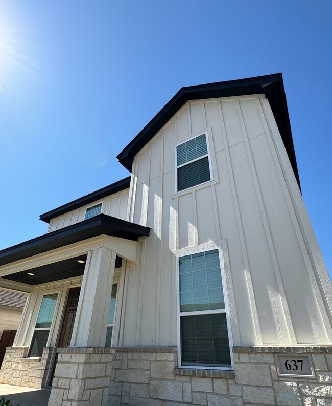 Building Photo - 4/2.5/2 - Beautiful 2 story/ PRIVATE PARKING!! GODLEY ISD