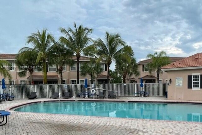 Building Photo - 211 Las Brisas Cir