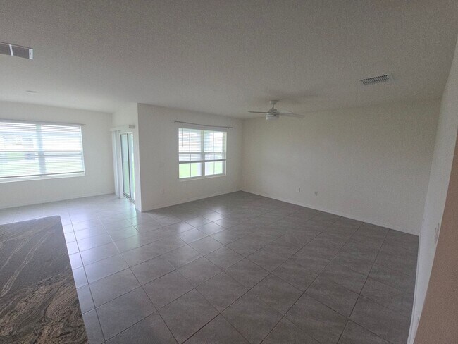 Building Photo - Gorgeous 3-Bedroom, 2-Bathroom Townhouse in Bradenton