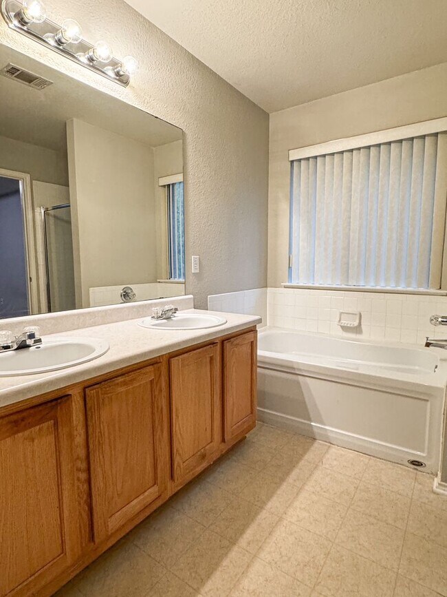 Building Photo - Move-In Special!  $$