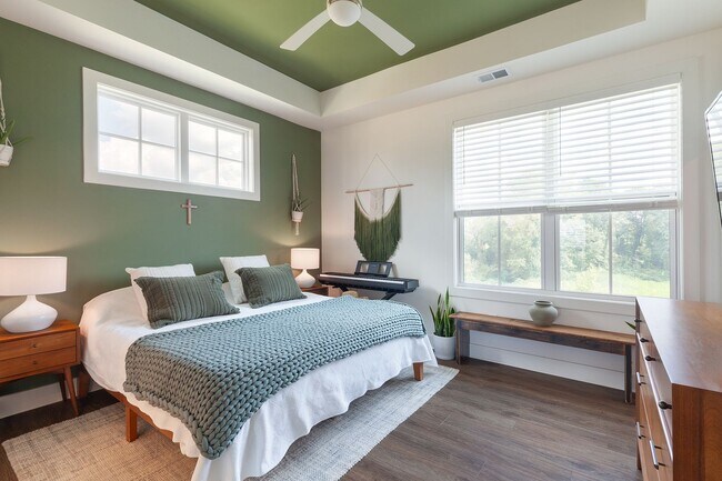 Building Photo - Stylish End-Unit Townhome Minutes From Gra...