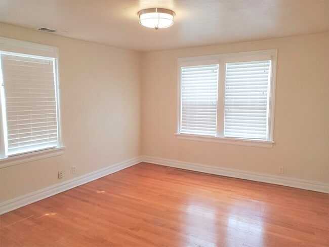 Building Photo - AMAZING 5 BED, 2 BATH MILLERS ADDITION NW OKC