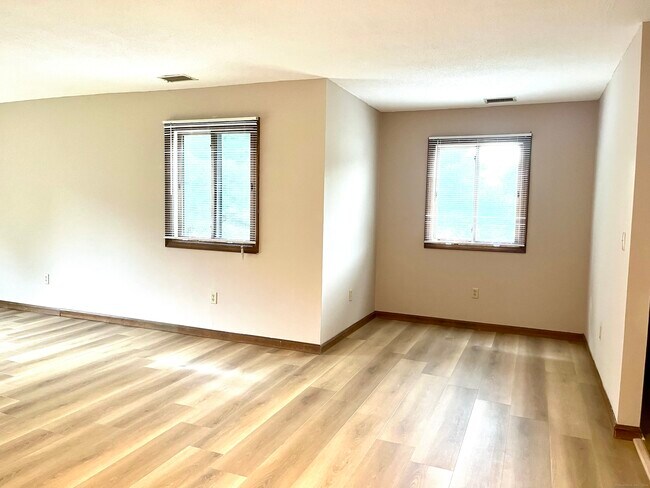 Building Photo - 1509 Summer Hill Dr
