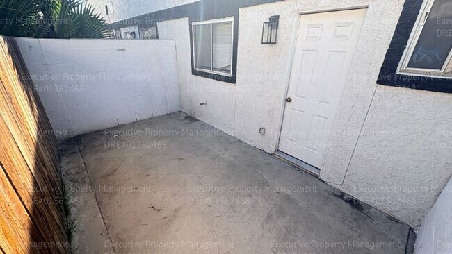 Building Photo - 2 bedroom 1.5 bathroom townhome