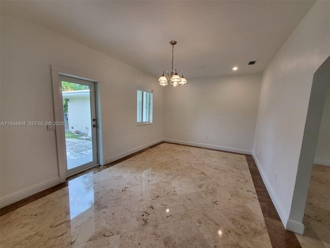 Building Photo - 825 Cremona Ave