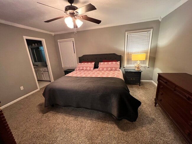 Building Photo - CASTLEWOOD Single Room