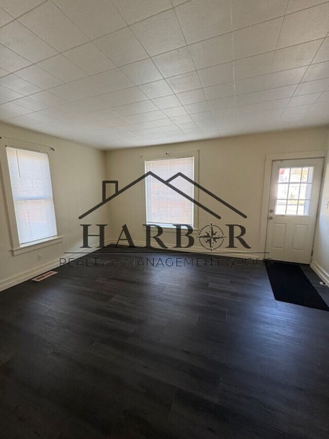 Building Photo - 1/2 Off first full month of rent!