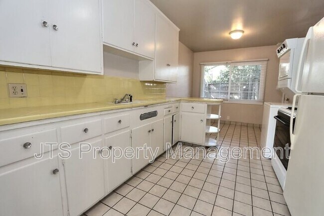 Building Photo - 3109-3111 Hampshire Drive