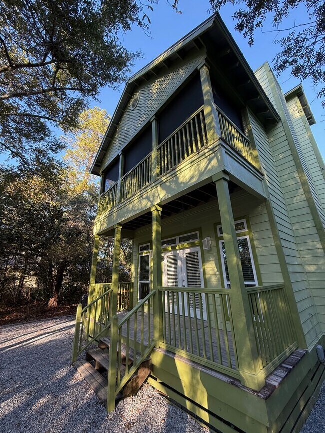 Building Photo - 3 Bdrm Home with 3rd floor loft in Pt Washington