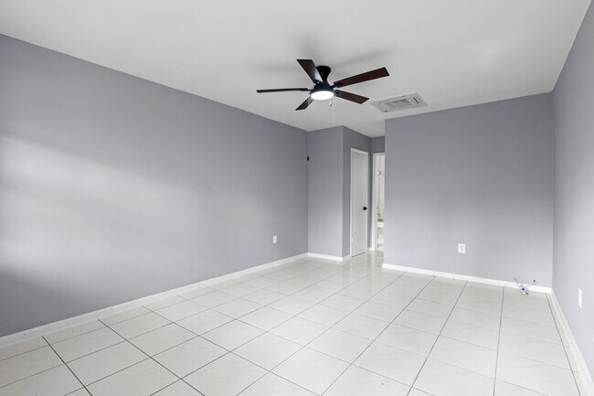 Building Photo - 6125 SW 48th Ct