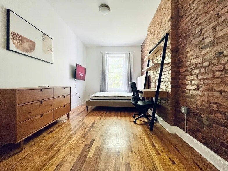Building Photo - Furnished room/NOT APARTMENT