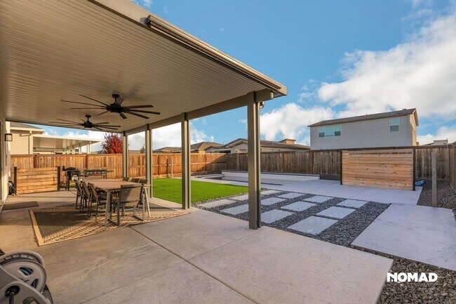 Building Photo - Dive into a Stunning Home in Roseville with Heated Pool - Available Jan 2026!