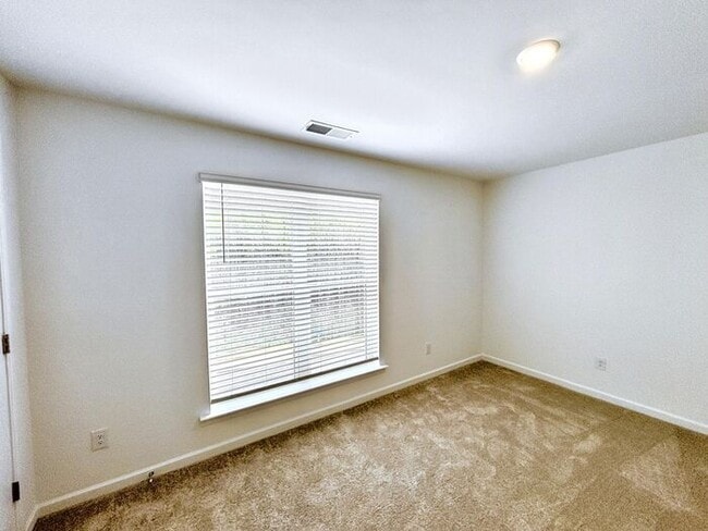 Building Photo - Beautiful 3-Bedroom Modern Mountain-View T...