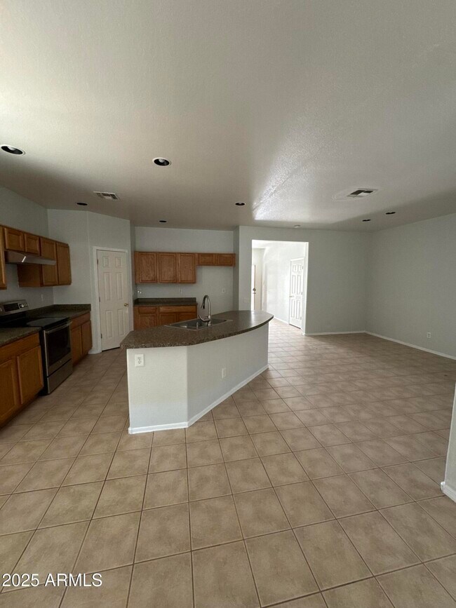 Building Photo - 513 S 115th Dr
