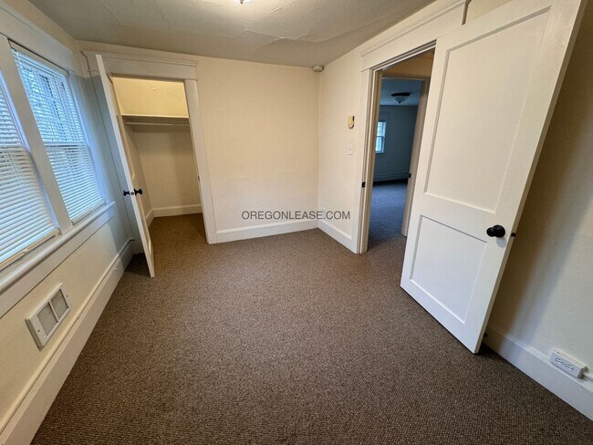 Building Photo - 2 Bedroom 1 bath downtown apartment availa...