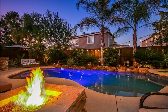 Building Photo - Amazing Solar Fosket Ranch Pool, Spa, Buil...